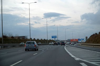 Varşova, Polonya - 2 Şubat 2025 - Banliyödeki S2 otoyolunun çevresi