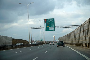 Varşova, Polonya - 2 Şubat 2025 - Okecie Havaalanı yakınlarındaki S2 yan yolunda yol işareti