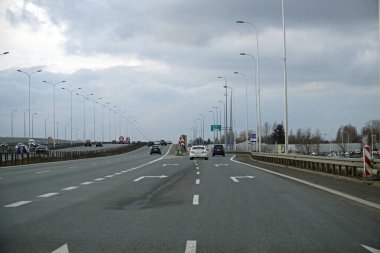 Varşova, Polonya - 2 Şubat 2025 S2 çevre yolu yüzeyinde trafik şeridi işaretleri