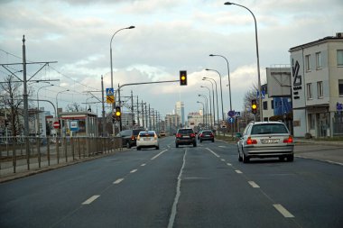 Varşova, Polonya - 2 Şubat 2025 Aleja Krakowska Caddesi 'nde trafik