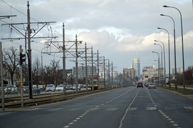 Varşova, Polonya - 2 Şubat 2025 - Tramvay raylı Aleja Krakowska