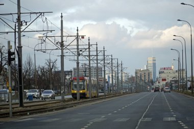 Varşova, Polonya - 2 Şubat 2025 - El Krakowska 'da tramvay altyapısı ile kent yolu bölümü