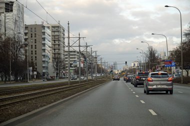 Varşova, Polonya - 2 Şubat 2025 - El Krakowska ana caddesinde yoğun şehir trafiği