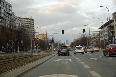 Varşova, Polonya - 2 Şubat 2025 Grojecka Caddesi 'nde trafik ve U dönüşü