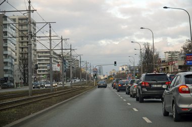 Varşova, Polonya - 2 Şubat 2025 - El Krakowska caddesi manzaralı arabalar ve tramvay rayları