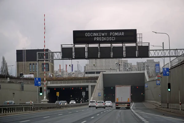 Varşova, Polonya - 2 Şubat 2025 S2 Güney Varşova Bypass 'ındaki Ursynow tüneline giriş