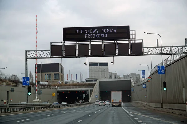 Varşova, Polonya - 2 Şubat 2025 Ursynow bölgesinin altındaki yeraltı tüneline giren arabalar