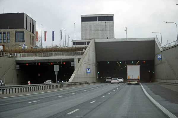 Varşova, Polonya - 2 Şubat 2025 S2 otobanındaki tünele yaklaşıyoruz.