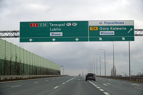 Varşova, Polonya - 2 Şubat 2025 S2 yolundaki yön tabelalarının altından geçen trafik