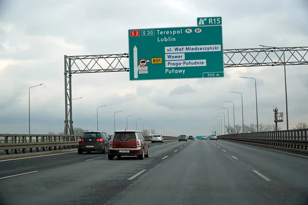 Varşova, Polonya - 2 Şubat 2025 - S2 otobanından ayrılan trafik için bilgi girişi