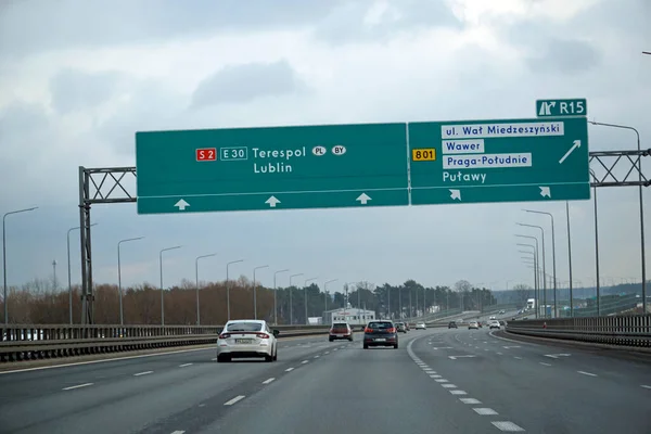 Varşova, Polonya - 2 Şubat 2025 - Yeşil işaretli modern S2 otoyol altyapısı