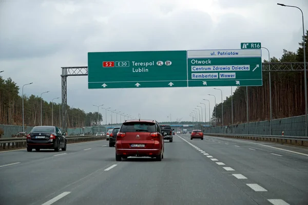 Varşova, Polonya - 2 Şubat 2025 - S2 by-pass 'ın ormanlık bölümü boyunca sürüş