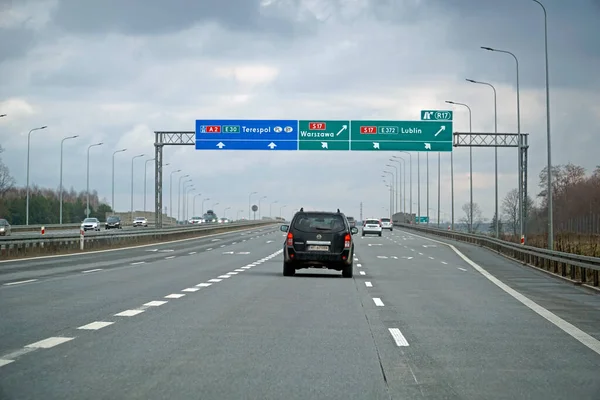 Varşova, Polonya - 2 Şubat 2025 - S17 otoyol kavşağına yaklaşıyoruz