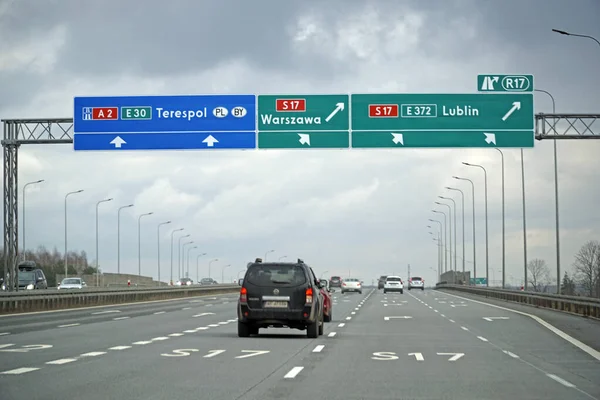 Varşova, Polonya - 2 Şubat 2025 - Lublin 'e doğru S17 karayolu trafiğini yönlendiren kavşak