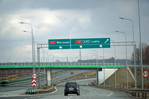 Varşova, Polonya - 2 Şubat 2025 - S17 otobanına giriş rampası