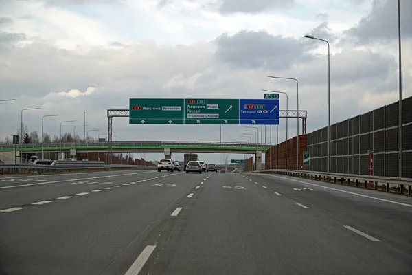 Varşova, Polonya - 2 Şubat 2025 - Lublin 'e doğru S17 otoyolunun üzerindeki yön işaretleri