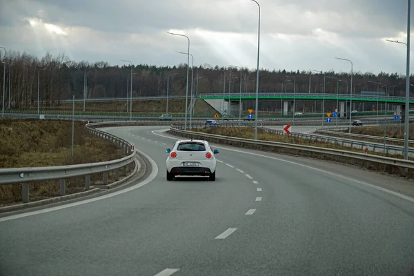 Varşova, Polonya - 2 Şubat 2025 Lubelska kavşağında virajlı bir yolda giden araba