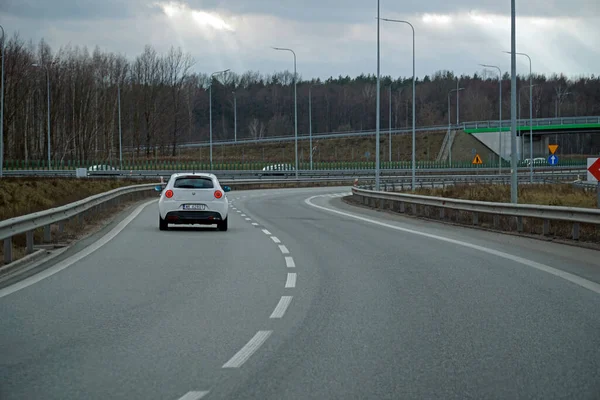 Varşova, Polonya - 2 Şubat 2025 Varşova yakınlarındaki otoyol kavşağında seyir halindeki araç