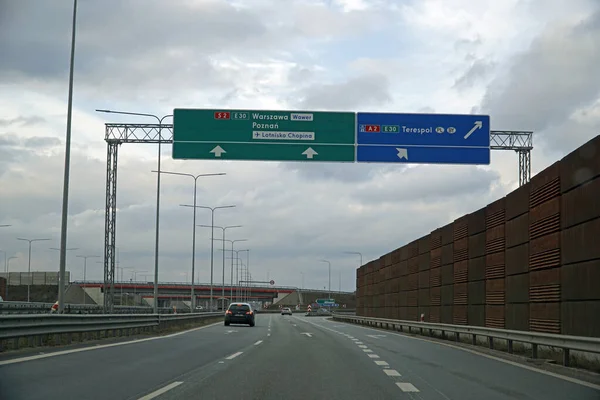 Varşova, Polonya - 2 Şubat 2025 - Otoyolda mavi yönlü işaretler