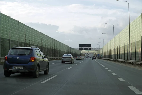 Varşova, Polonya - 2 Şubat 2025 - S2 çevre yolunda trafik akustik ses engelleriyle korunuyor