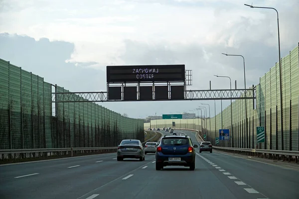Varşova, Polonya - 2 Şubat 2025 - S2 karayolu üzerinde gürültü bariyerleri ile bilgi gantry