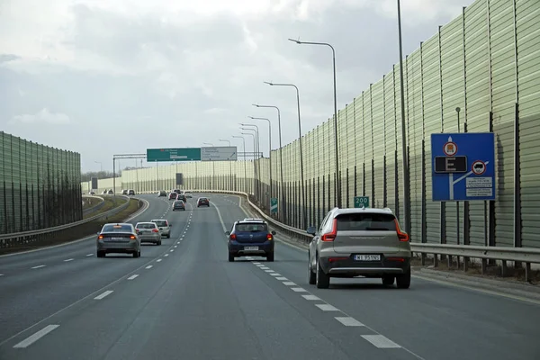 Varşova, Polonya - 2 Şubat 2025 - Uzun akustik ekranlı modern S2 ekran görüntüsü