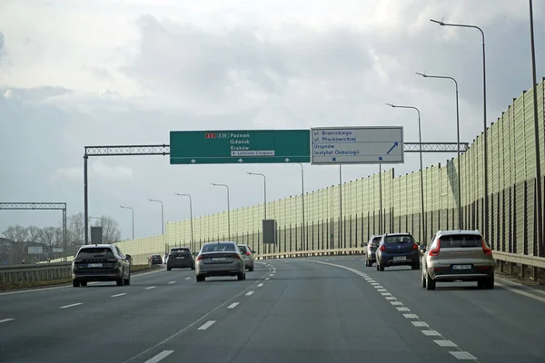 Varşova, Polonya - 2 Şubat 2025 - Varşova 'nın yerleşim alanları yakınlarındaki S2 rotasında seyahat eden araçlar