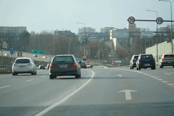 Varşova, Polonya - 2 Şubat 2025 - Çevre yolunda trafik birleşiyor