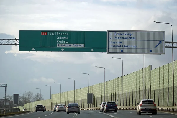 Varşova, Polonya - 2 Şubat 2025 - S2 yan yolundaki istikamet tabelaları
