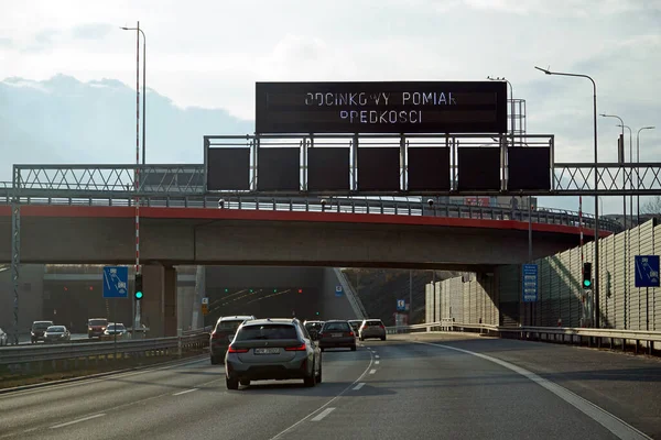 Varşova, Polonya - 2 Şubat 2025 S2 çevre yolunun tünel girişine trafik yaklaşımı