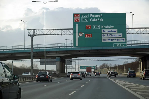 Varşova, Polonya - 2 Şubat 2025 - S2 ve El Krakowska kavşağında yön işaretleri