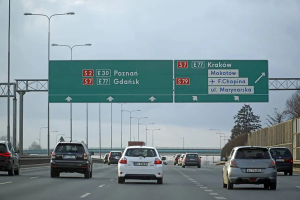 Varşova, Polonya - 2 Şubat 2025 - Yeşil yönlü tahtalarla otoyol kavşağı