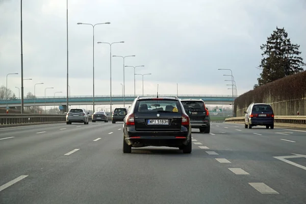 Varşova, Polonya - 2 Şubat 2025 - Banliyö trafiği olan geniş S2 çevre yolunun görüntüsü