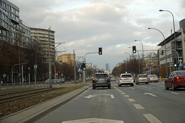 Varşova, Polonya - 2 Şubat 2025 Grojecka Caddesi 'nde trafik ve U dönüşü