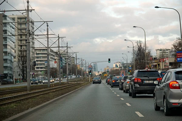 Varşova, Polonya - 2 Şubat 2025 - El Krakowska caddesi manzaralı arabalar ve tramvay rayları