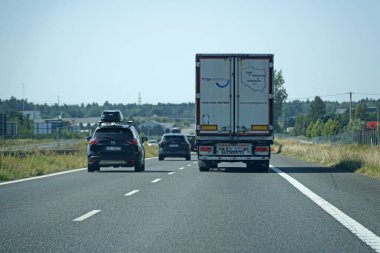 Masovian Voyvoda, Polonya - 14 Ağustos 2025 - S8 güzergahı boyunca ilerleyen Beyaz Teslimat Kamyonu Arka Görüş