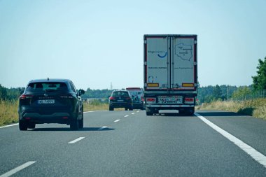 Masovia Voyvoda, Polonya - 14 Ağustos 2025 - S8 Otoyolu 'nda Beyaz Kargo Kamyonu' nu Geçen Yolcu Aracı