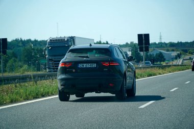 Masovian Voyvoda, Polonya - 14 Ağustos 2025 - Wroclaw 'a doğru S8 ekspres yolunda giden karanlık SUV