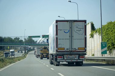 Masovian Voyvoda, Polonya - 14 Ağustos 2025 - S8 Rotasındaki Beyaz Kargo Karavanının Arka Perspektifi