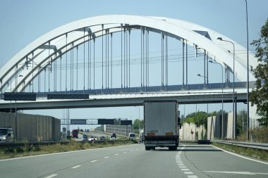 Masovian Voyvoda, Polonya - 14 Ağustos 2025 - S8 otobanındaki Büyük Kemer Köprüsü 'ne yaklaşan Beyaz Kamyon