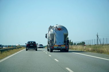 Masovian Voyvoda, Polonya - 14 Ağustos 2025 - S8 güzergahında Sıvı Kargo Taşıma Beyaz Tankeri