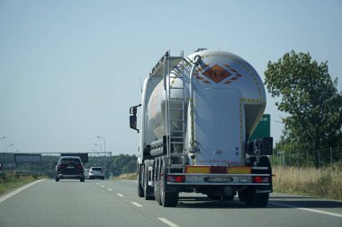 Masovian Voyvoda, Polonya - 14 Ağustos 2025 - S8 Otobanındaki Beyaz Endüstriyel Tanker Römorkunun Arka Manzarası