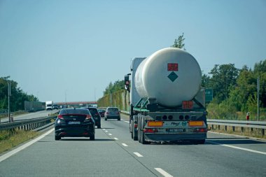 Masovian Voyvoda, Polonya - 14 Ağustos 2025 - S8 Otoyolunda Gümüş Endüstriyel Tanker Truck