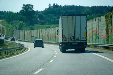 Masovia Voyvoda, Polonya - 14 Ağustos 2025 - Rawa Mazowiecka yakınlarındaki S8 otoyolunda Beyaz Lojistik Kamyonu