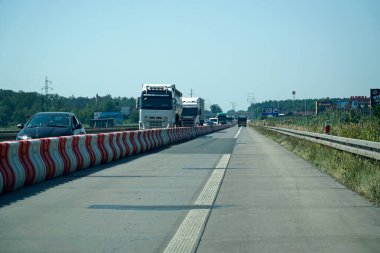 Lodz Voyvoda, Polonya - 14 Ağustos 2025 - S8 Çevre Yolu boyunca uzun güvenlik engelleri hattı
