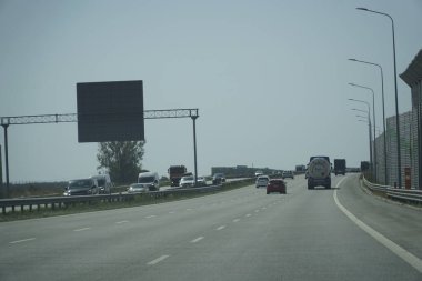 Lodz Voyvoda, Polonya - 14 Ağustos 2025 - S8 Otoyolunda Güney 'e Giden Trafiğin Uzaktan Görünümü