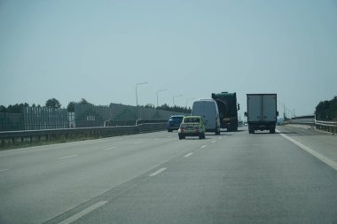 Lodz Voyvoda, Polonya - 14 Ağustos 2025 - Piotrkow Trybunalski Kavşağı yakınlarındaki Multi Lane S8 Otoyolu