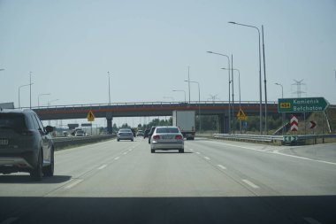 Lodz Voyvoda, Polonya - 14 Ağustos 2025 - Piotrkow yakınlarındaki Multi Lane S8 otoyolunun ön camından bakın