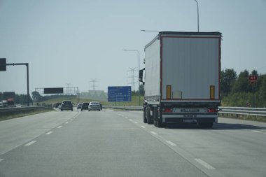 Lodz Voyvoda, Polonya - 14 Ağustos 2025 - S8 rotasında Beyaz Kargo Karavanının Arka Manzarası