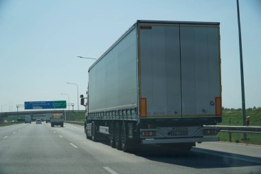 Lodz Voyvoda, Polonya - 14 Ağustos 2025 - Polonya S8 güzergahındaki Beyaz Kargo Karavanı